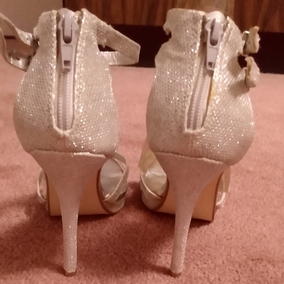 Silver heels - Picture 7 of 8